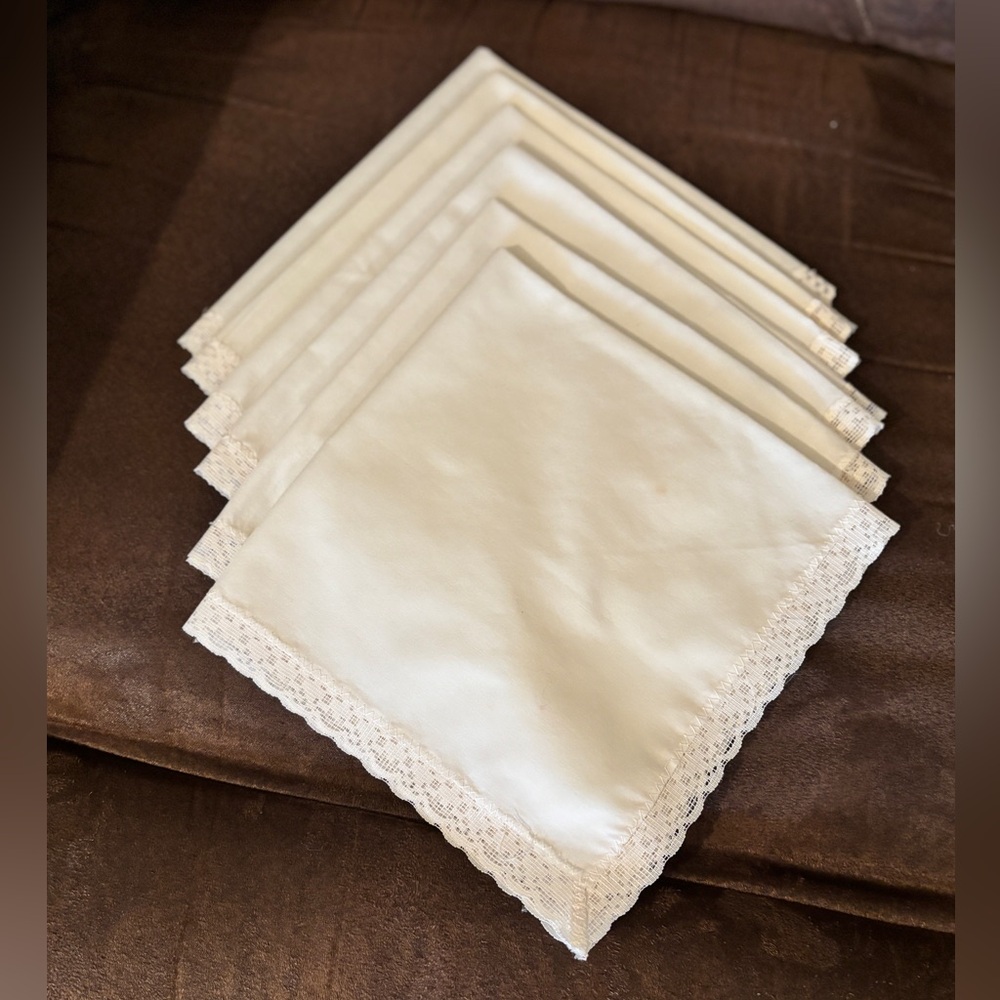 Set  of 6 Cream Lace-Trimmed Napkins vintage holiday approximately 15“ x 15“